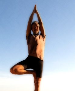 Vrksasana adlı yoga pozunu yaptığım bir fotoğraf