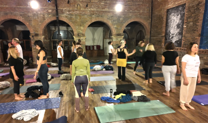Somatik çalışmada karşılıklı sarılma ve temas – Yoga kampı atölyesi.
