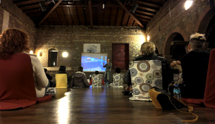 Kamp gecesinde sinema gösterimi ve meditasyon.