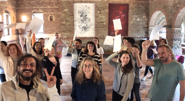 Yoga kampı sonunda katılımcıların kutlaması ve sertifika anı.