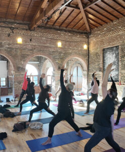 Katılımcılarla birlikte savaşçı duruşlarında yoga pratiği – Şirince kampı.