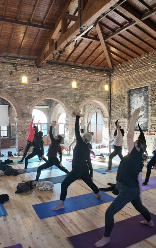Katılımcılarla birlikte savaşçı duruşlarında yoga pratiği – Şirince kampı.